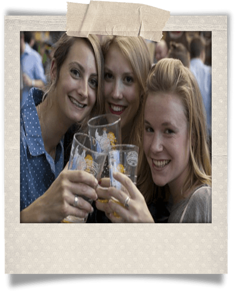 Tres mujeres con cervezas